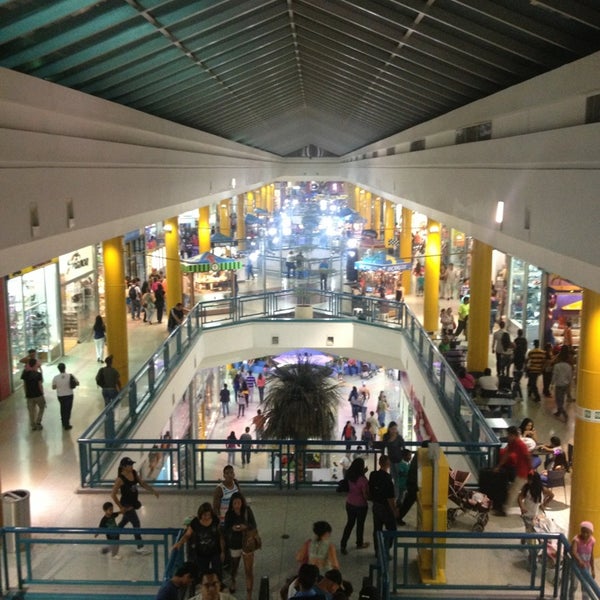 Vista desde una de las plantas del Centro Comercial Metropolis Valencia del Grupo Mantex Metropolis que muestra que muestra un gran volumen de visitantes