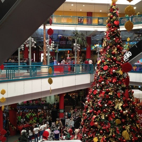 Llegó la Navidad y el centro comercial Metropolis Valencia ha decorado toos sus espacios con luces, áaboles de navidad, guirnaldas y muchos otros motivos propios de la navidad