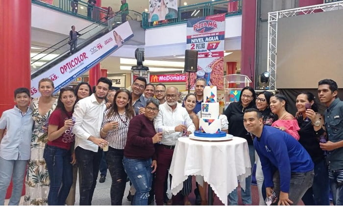 En la imagen: La familia de Metropolis Valencia runidos al rededor de la torta de cumpleños