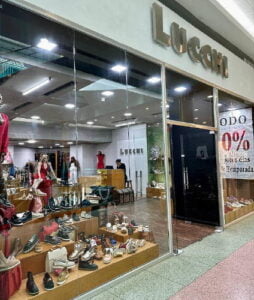 Fachada de la tienda de calzados Lucci situada en el centro comercial Metropolis Valencia
