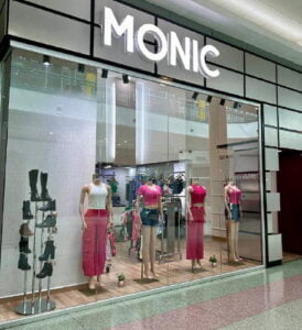 Fachada de la tienda de moda Monic en el centro comercial Metropolis Valencia