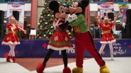 El ratón Mickey y Minnie abrazándose durante la celebración del encendido de la Navidad Mágica en Metropolis Valencia