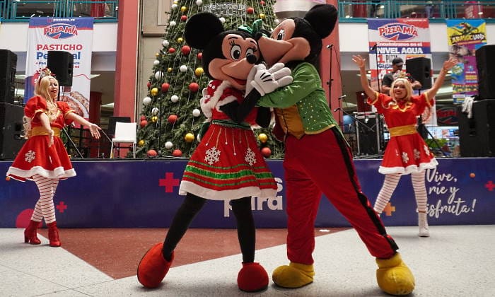 El ratón Mickey y Minnie abrazándose durante la celebración del encendido de la Navidad Mágica en Metropolis Valencia