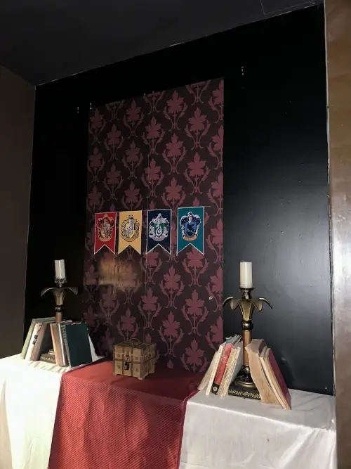 Escena en Enigma, Escape Room con candelabros y libros