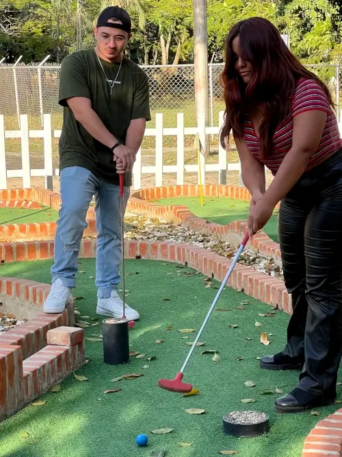 Jugadores de Minigolf en Metroland, Metropolis Valencia