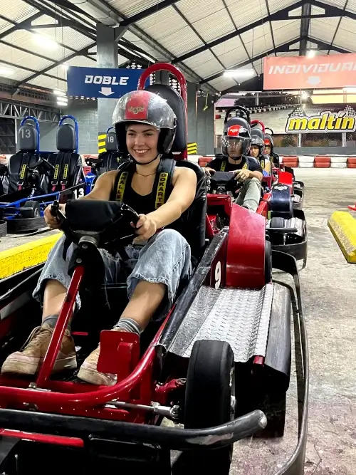 Corredores se incorporan a la pista de Indoor Karting en Metroland - Metropolis Valencia