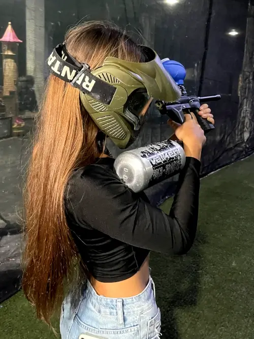 Jugadora de Paintball en Metroland - Metropolis Valencia