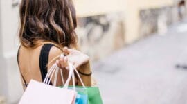 Madre joven aprovechando las ofertas de las tiendas del centro comercial Metropolis Valencia