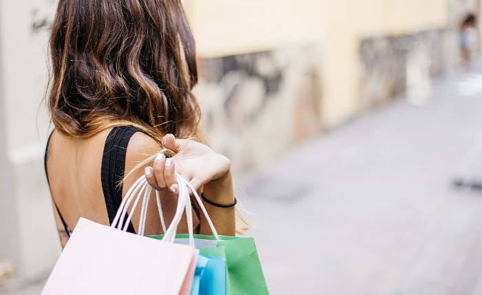 Madre joven aprovechando las ofertas de las tiendas del centro comercial Metropolis Valencia
