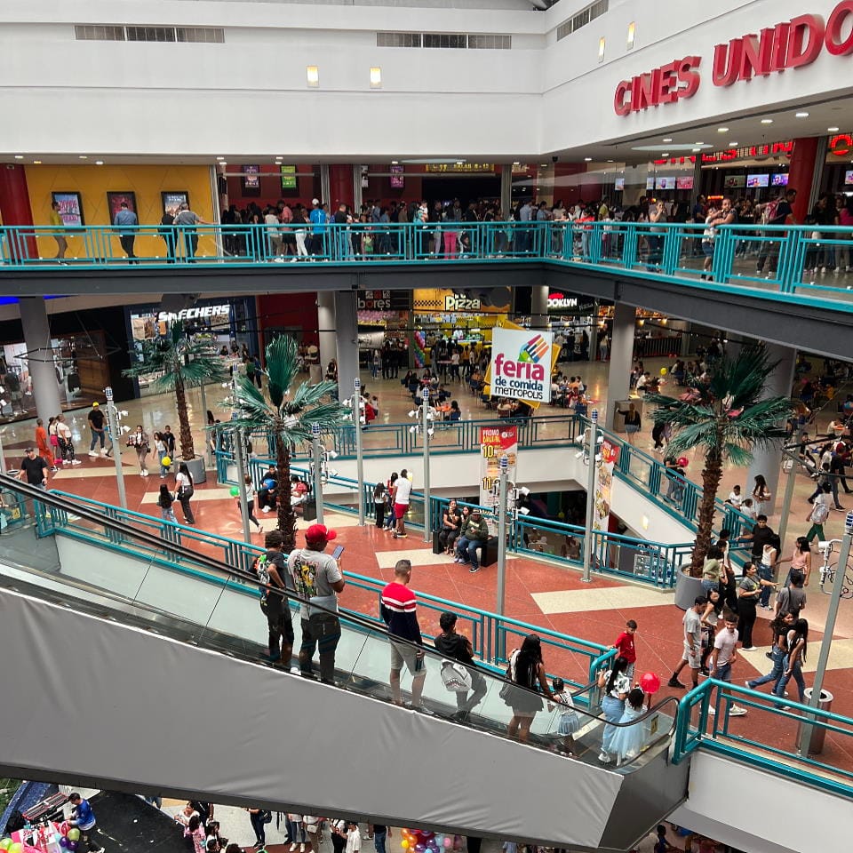 Vista general de los espacios, pasillos y tiendas del centro comercial Meropolis Valencia
