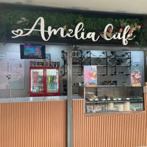 Vista general del mostrador de atención de la cafetería y repostería Amelia Café