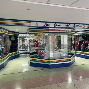 Vitrina de exhibición de la tienda de ropa y accesorios para niños Las Cosas del Niño en Metropolis Valencia