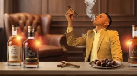 Carlos Urbina dirigiendo la cata de ron, tabaco y chocolate en Metropolis Valencia por el Día del Padre.