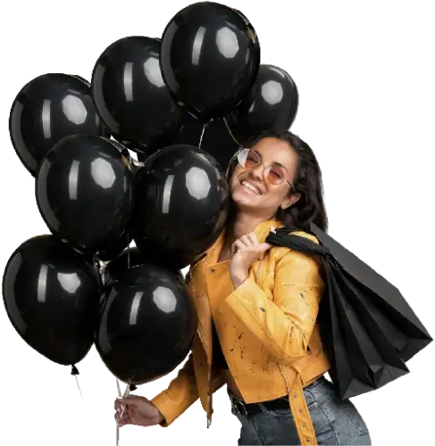 Joven mujer lleva varias bolsas de compras y sostiene muchos globos negros - Black Friday Metropolis Valencia